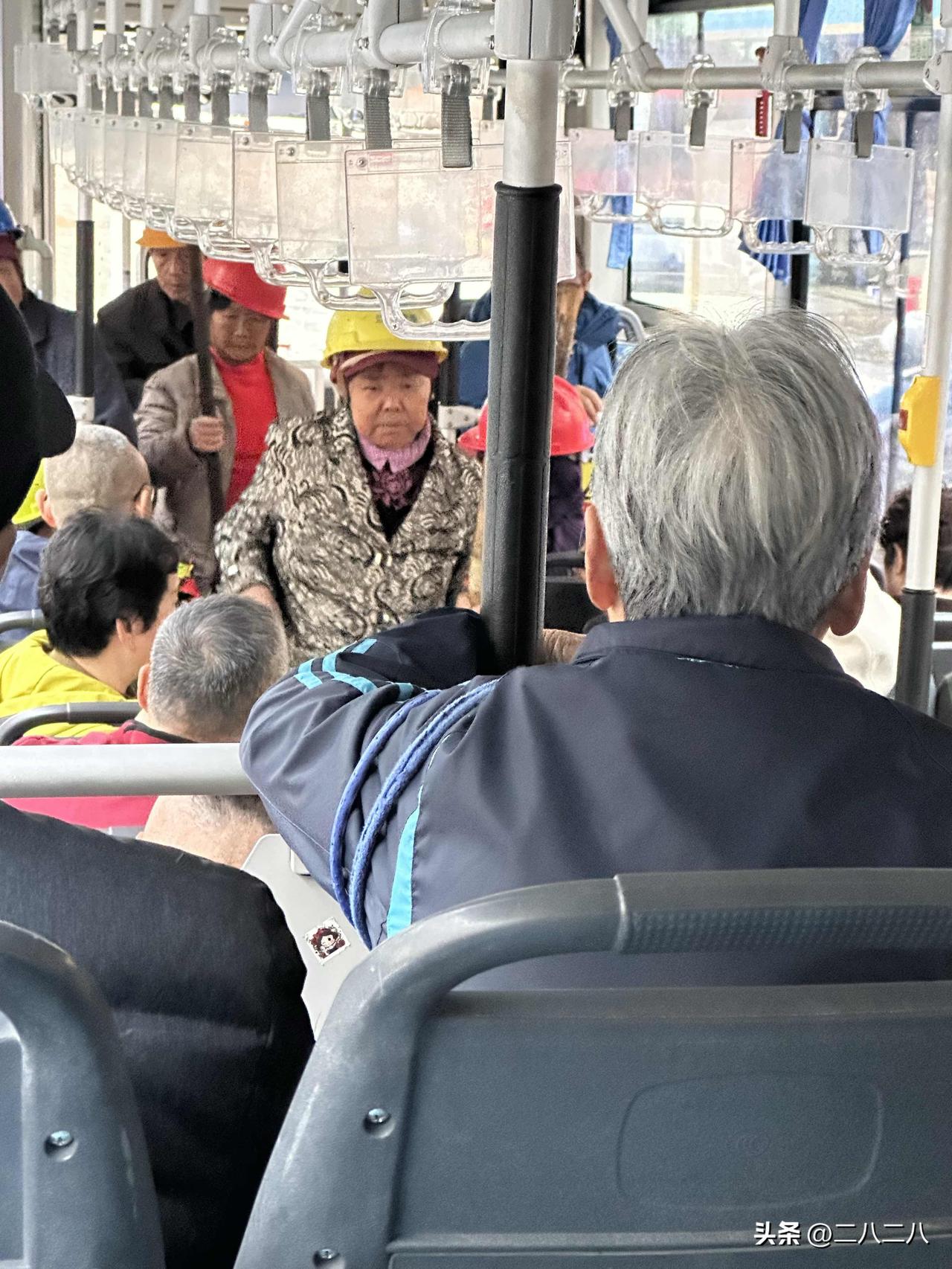 满足！

公交车上，上来了几位大妈，带着安全帽，拿着大铁锹，是附近工地上做日结工