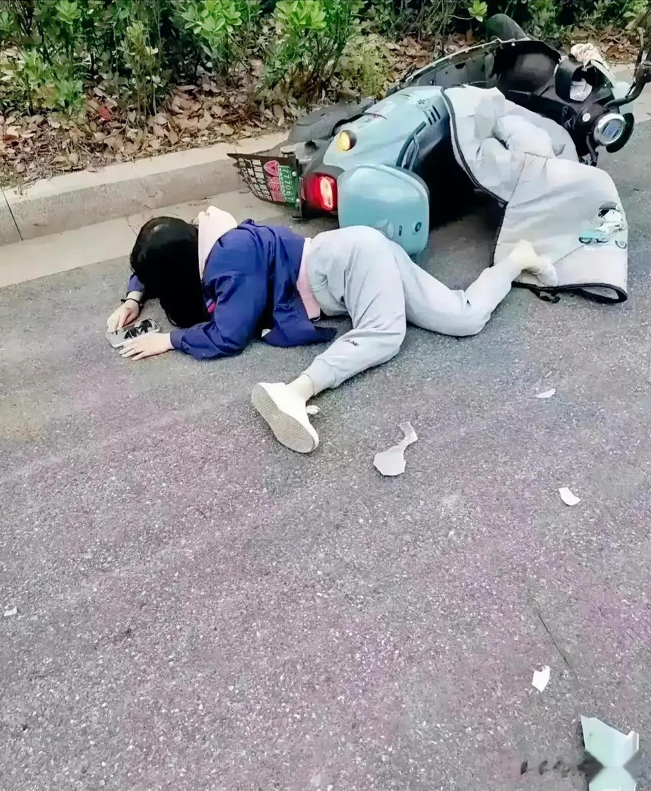 怎么有点看不明白呀，都这样了还能在那刷手机？