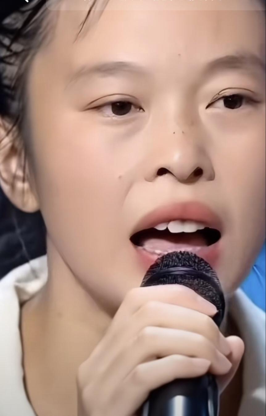 云南网红杨玉敏歌声太动听啦！《涛声依旧》歌曲演绎得真棒！她是那么阳光，又是那么漂