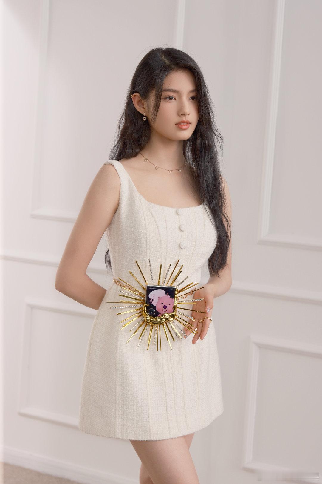 #明星走红毯手机放哪儿#肯定是把手机交给助理了吧，毕竟走红毯也是没有机会带手机的