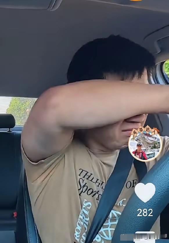 这几天全网都在支持瘦猴维权，为他养了8年，最终惨死的边牧锄头讨公道。

监控拍到
