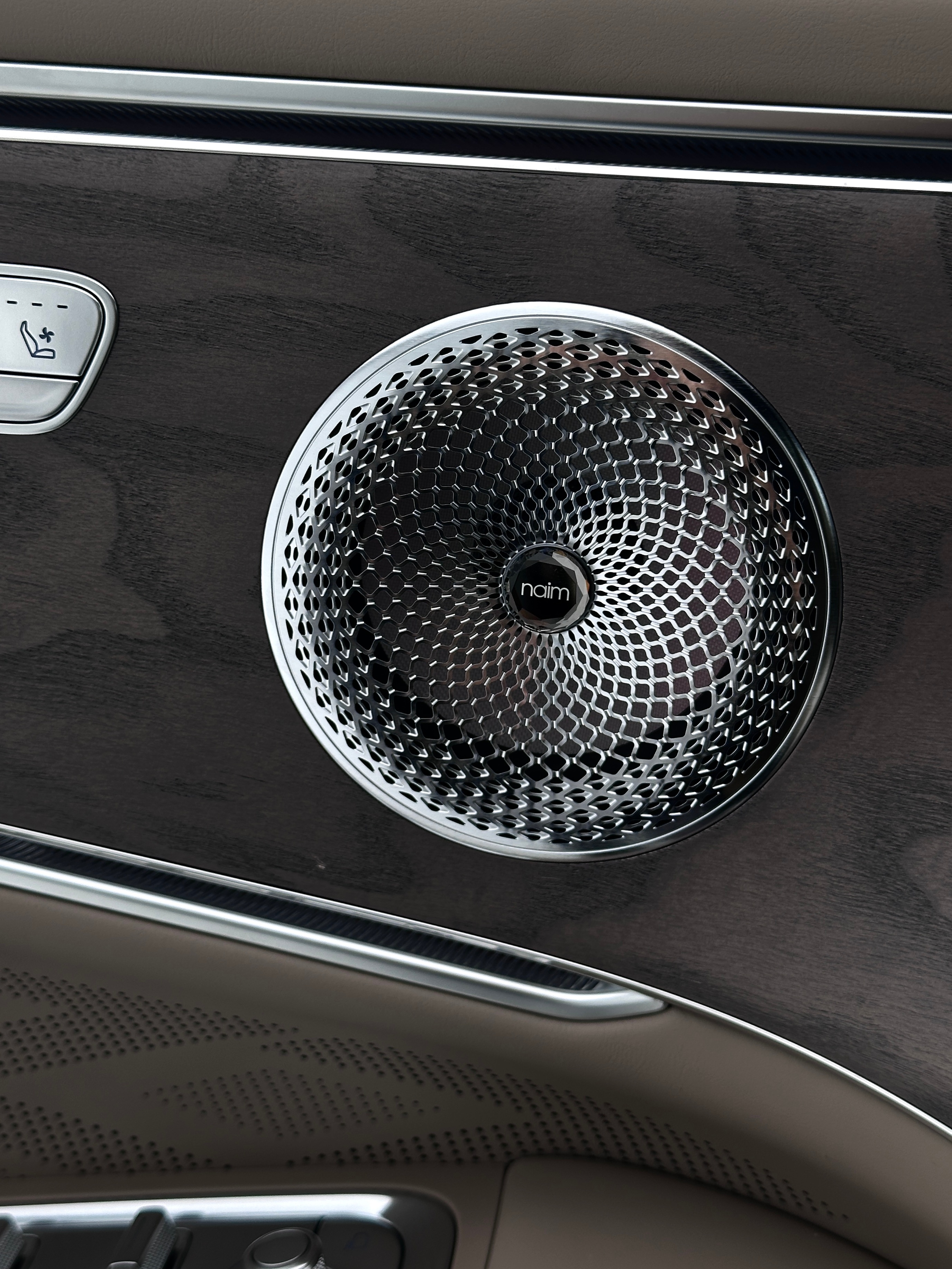 看完极氪8X实车内饰，坐进去那一刻，只想说：这哪里是车，明明是移动的豪华客厅！极