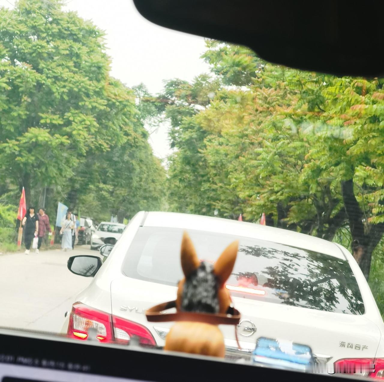 过去十年，中国新能源汽车从萌芽走向爆发。2015年前后尚属小众，依赖政策补贴，续