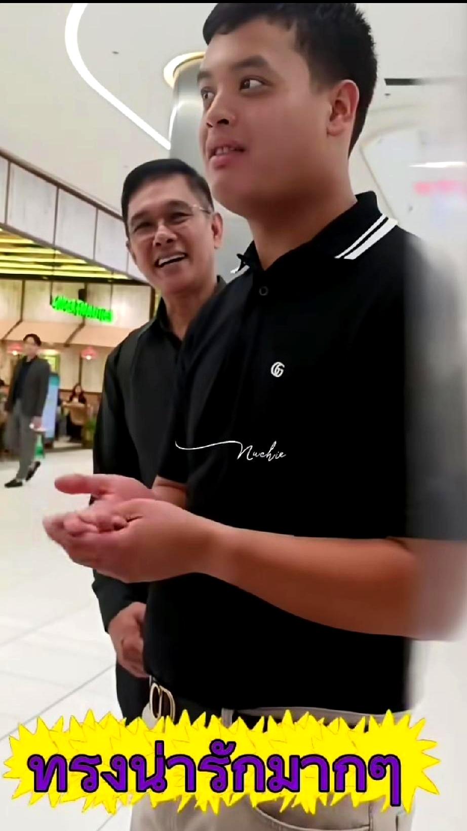 商场里那一幕，真有点出乎意料。
提帮功王子出现时，没见半点“高位感”，反倒像熟人