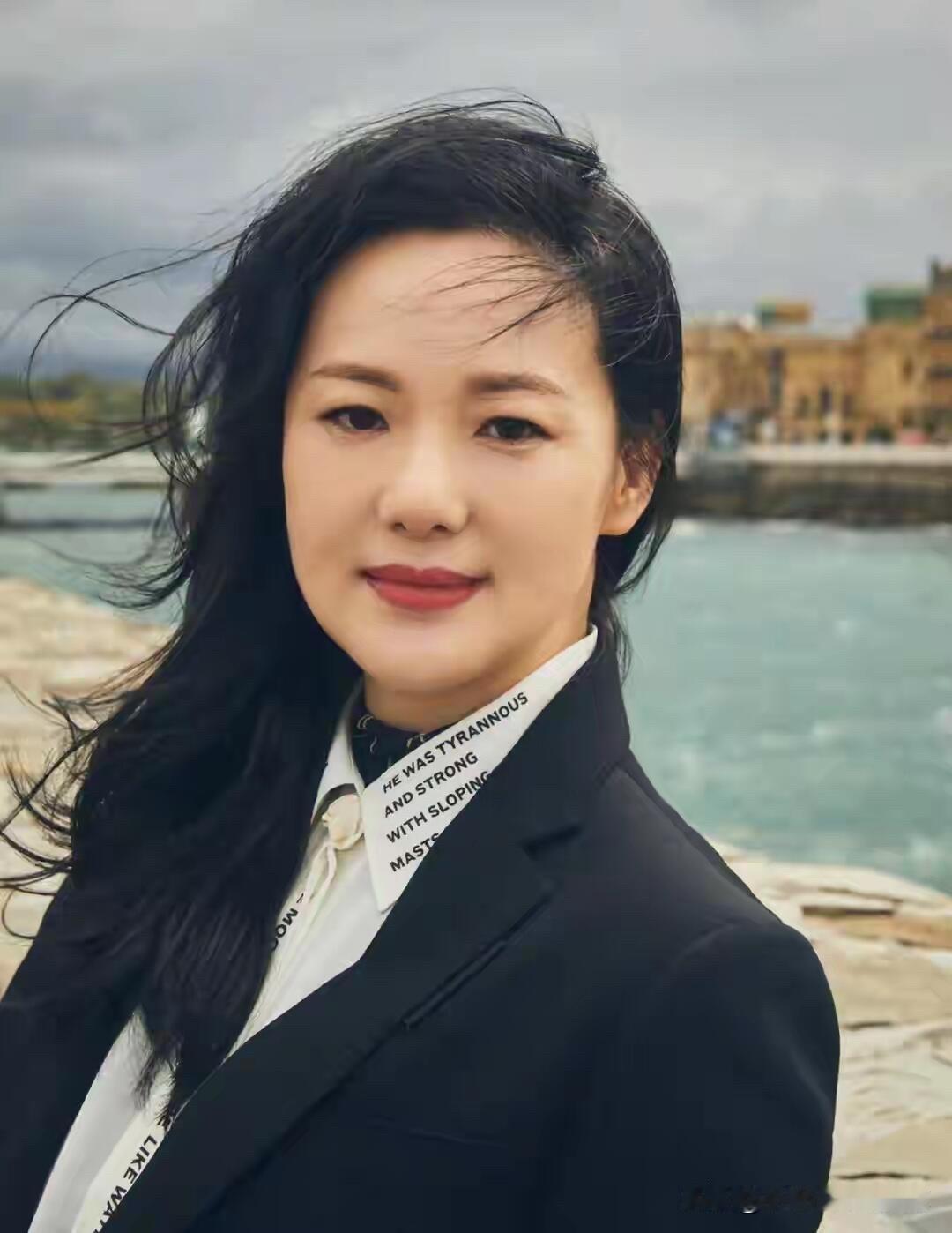 55岁的咏梅才是知性优雅的美女，老了也好看，是这个年龄段内气质最佳的女演员，比王