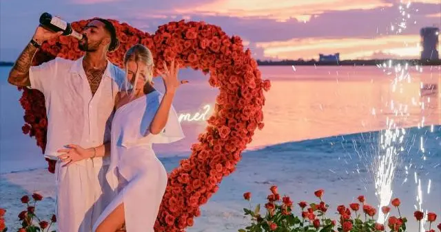 拉塞尔海边求婚成功：拥吻模特女友，未受出轨影响