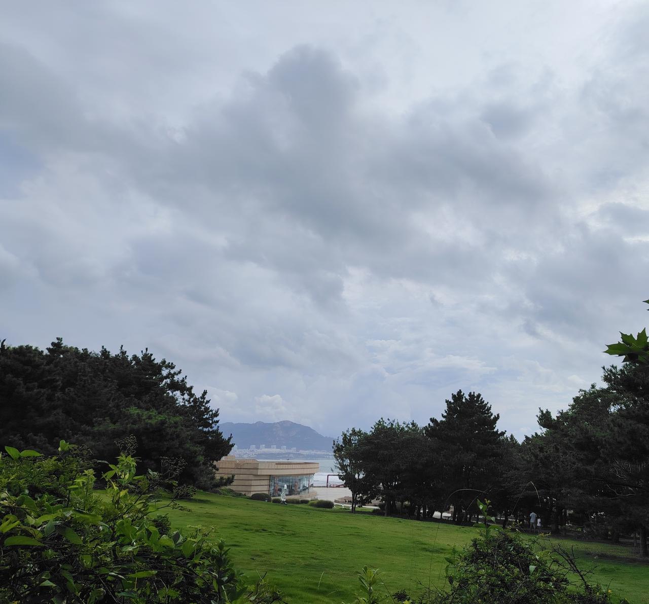 台风“白海豚”开始影响青岛了！据青岛气象台预报，目前，西海岸新区近海海域已出现强