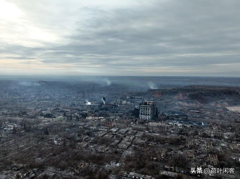 泽连斯基松口，乌方可以从顿涅茨克部分区域撤军并设非军事区，这看似让步，但实则是“