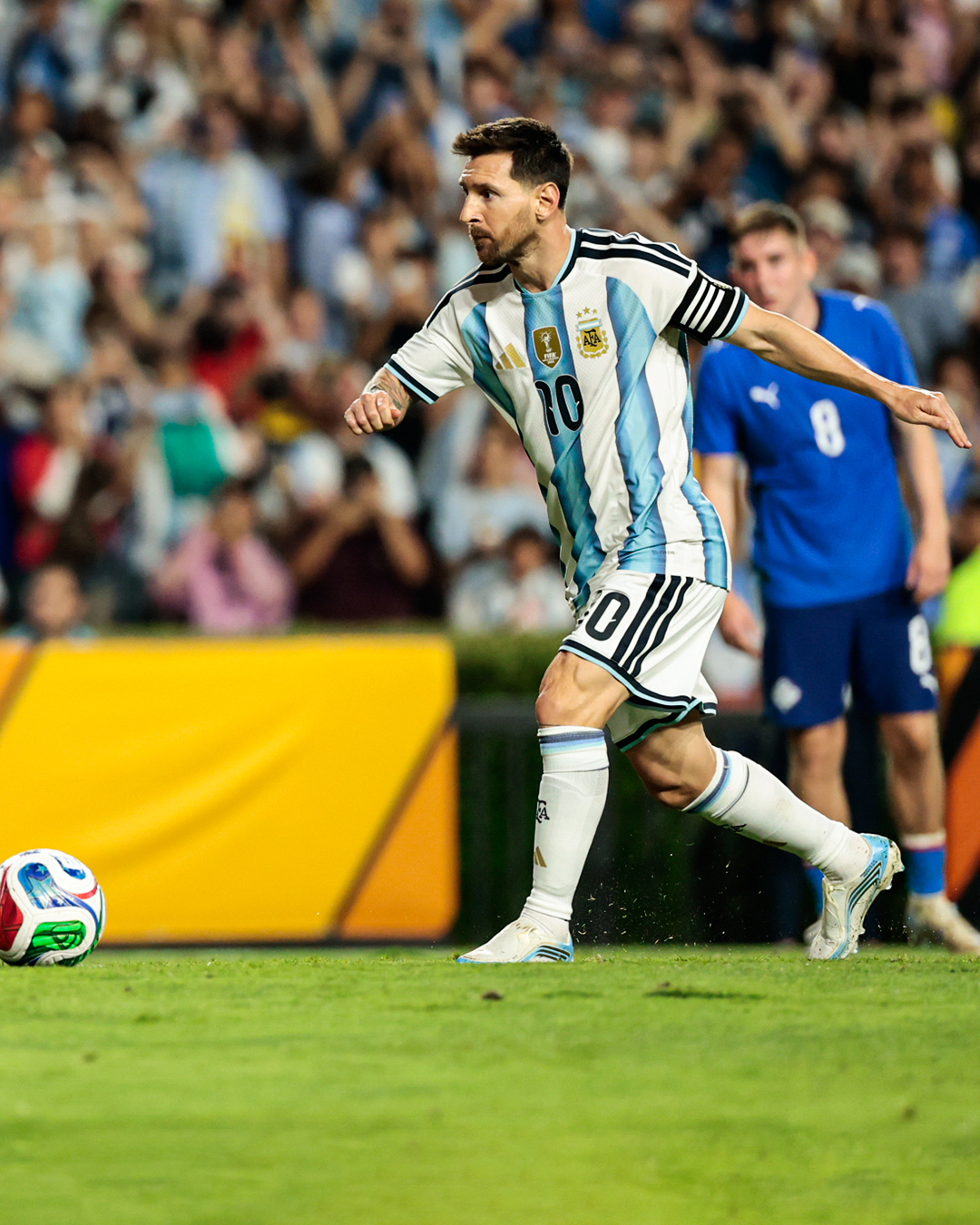 阿根廷国家队官方：La ⚽ siempre al 🔟 / 球永远传给10号。阿
