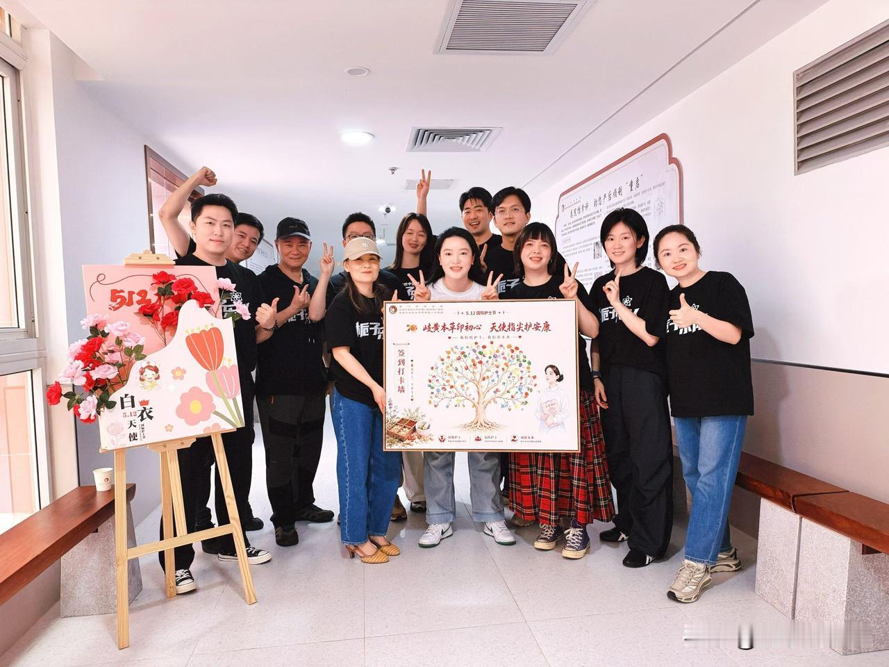 医者仁心，大爱无疆，守护生命之光。
值此医师节之际，祝医护人员节日快乐！吉祥安康
