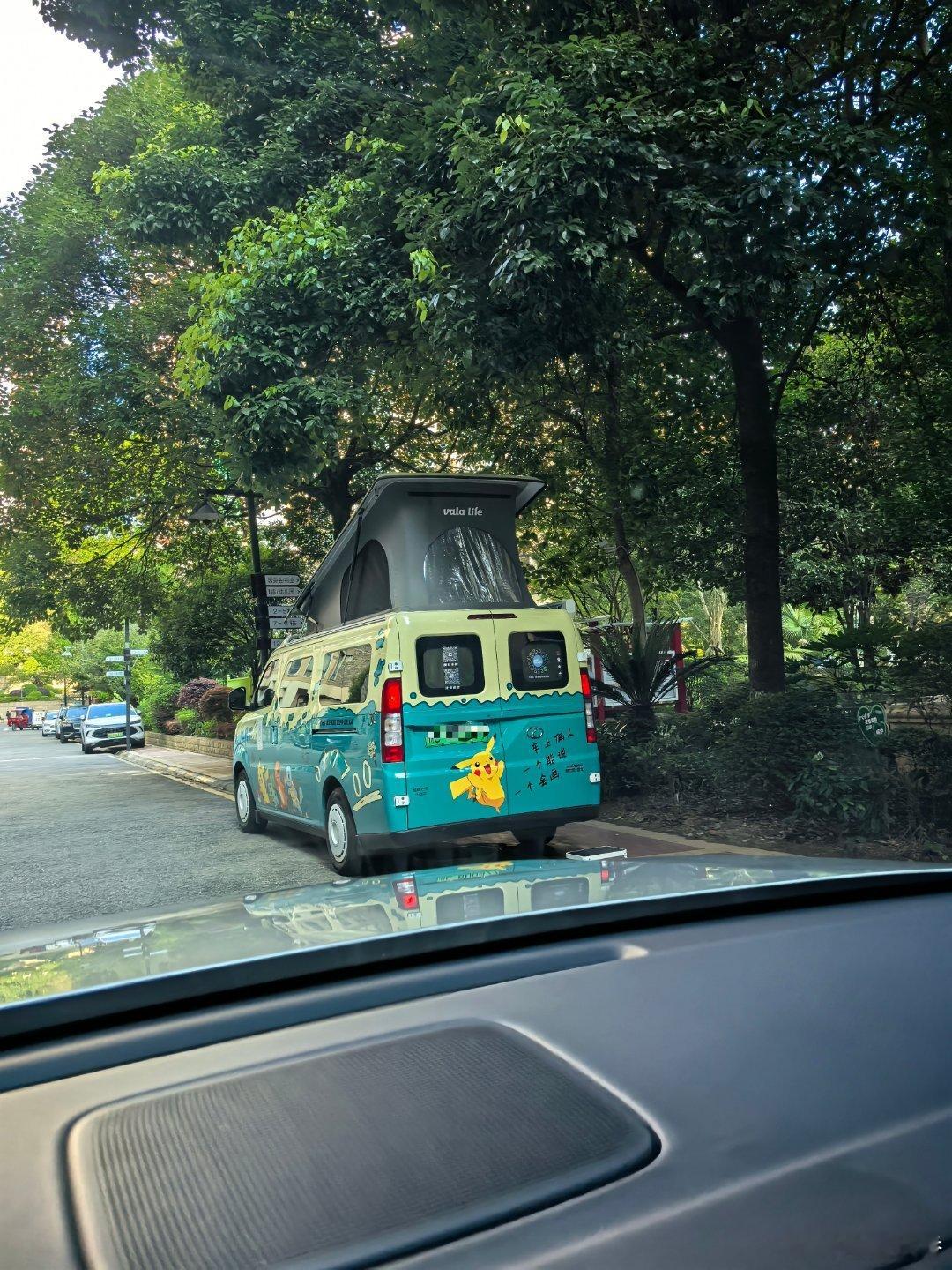 不得不说，这个车顶帐篷还挺有意思的……和车内共享电源和空调，当个单人小卧室用大v