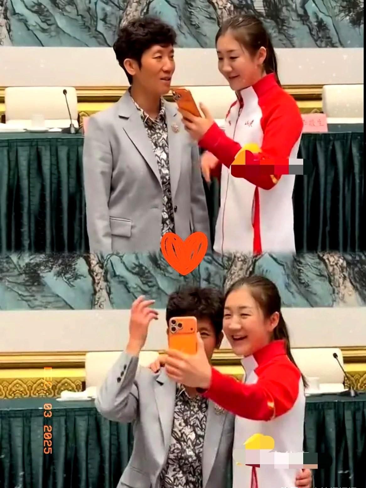 这一刻她的眼里充满了骄傲，

这是陈梦与启蒙教练乔云萍的亲密合照，乔云萍如今是局