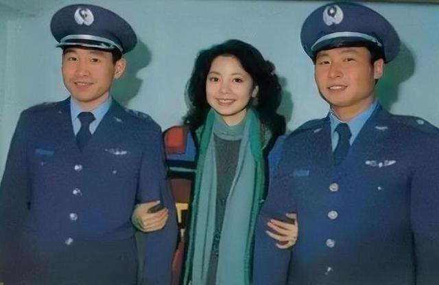 1983年，叛徒孙天勤，镜头中的他穿着军装，嘴角微扬，露出一丝笑容。

那张黑白