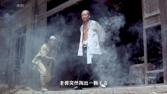 谁的童年会没有《举起手来》呢？潘长江扮演的“罗圈腿”日本兵与郭达展开斗智斗勇，那