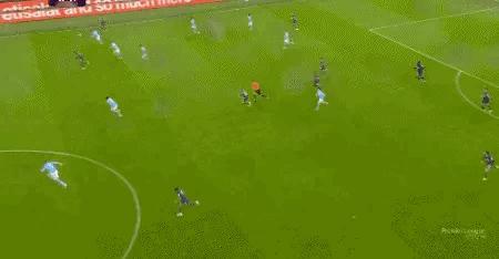 严重怀疑！难道给斯特林助攻的不是德布劳内吗？[捂脸]球衣不像，线路不假，关键“破