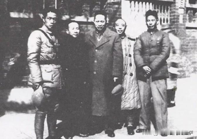 1941年3月，副军长项英等人被困在蜜蜂洞。晚上，项英和副参谋长周子昆在洞内下棋