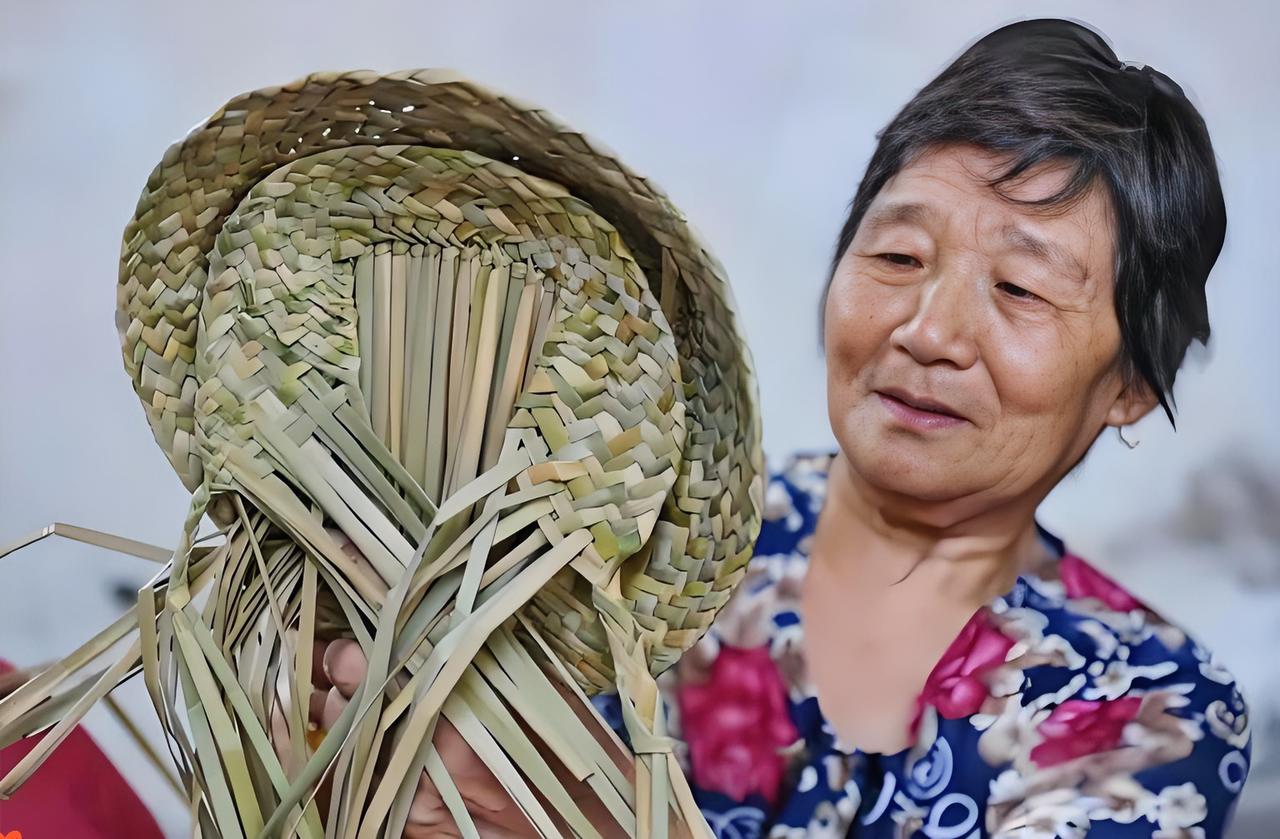 说实话，至今琢磨不透我婆婆！
59岁的她，明明家里有三栋房子，身体也不算硬朗，可
