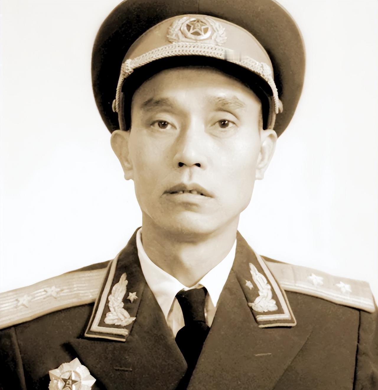 1948年，31岁的开国中将周志坚在组织的安排下举办了婚礼，新娘是19岁的矫明。