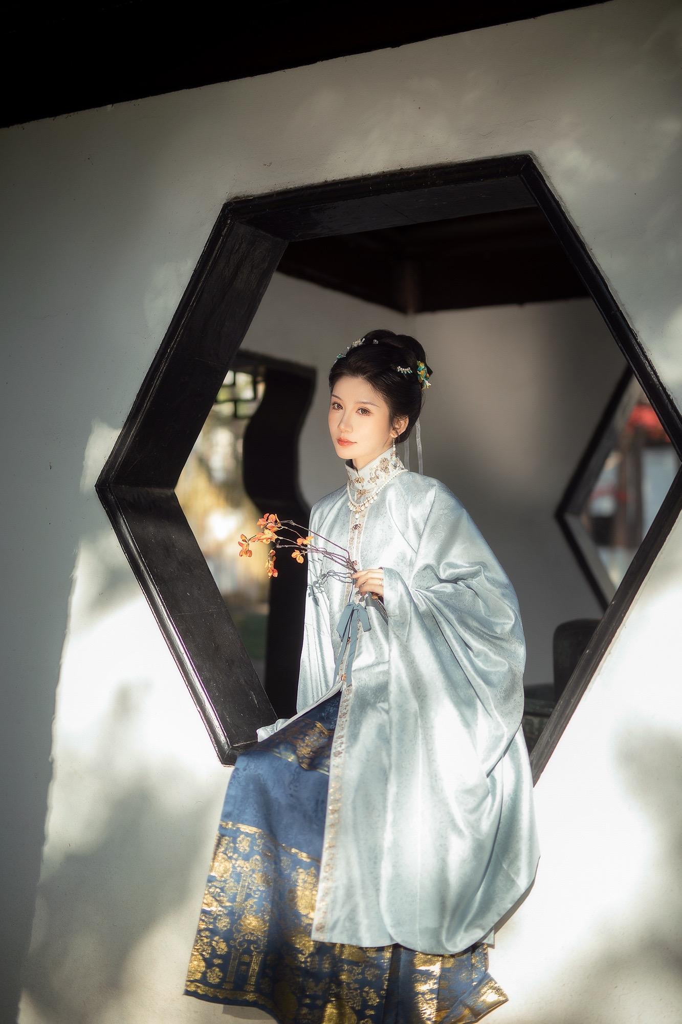 “我于窗中窥伤鹤，恰如仰头见春台。”明制