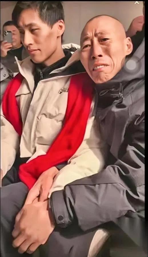 20年没见的儿子回来了。

可开口第一句，是爸爸听不懂的外语。

张云鹏跟父亲相