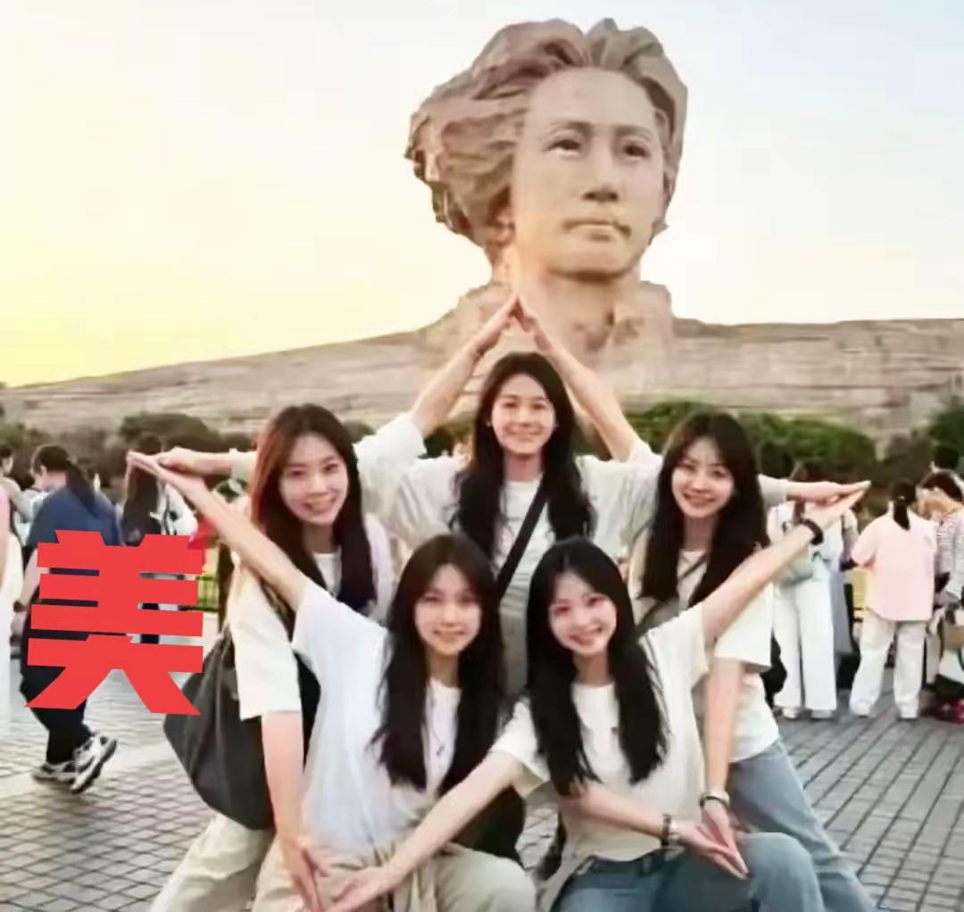 五个女大学生，用身体拼出一颗五角星，网上吵翻了：这算爱国还是作秀？

你见过最震