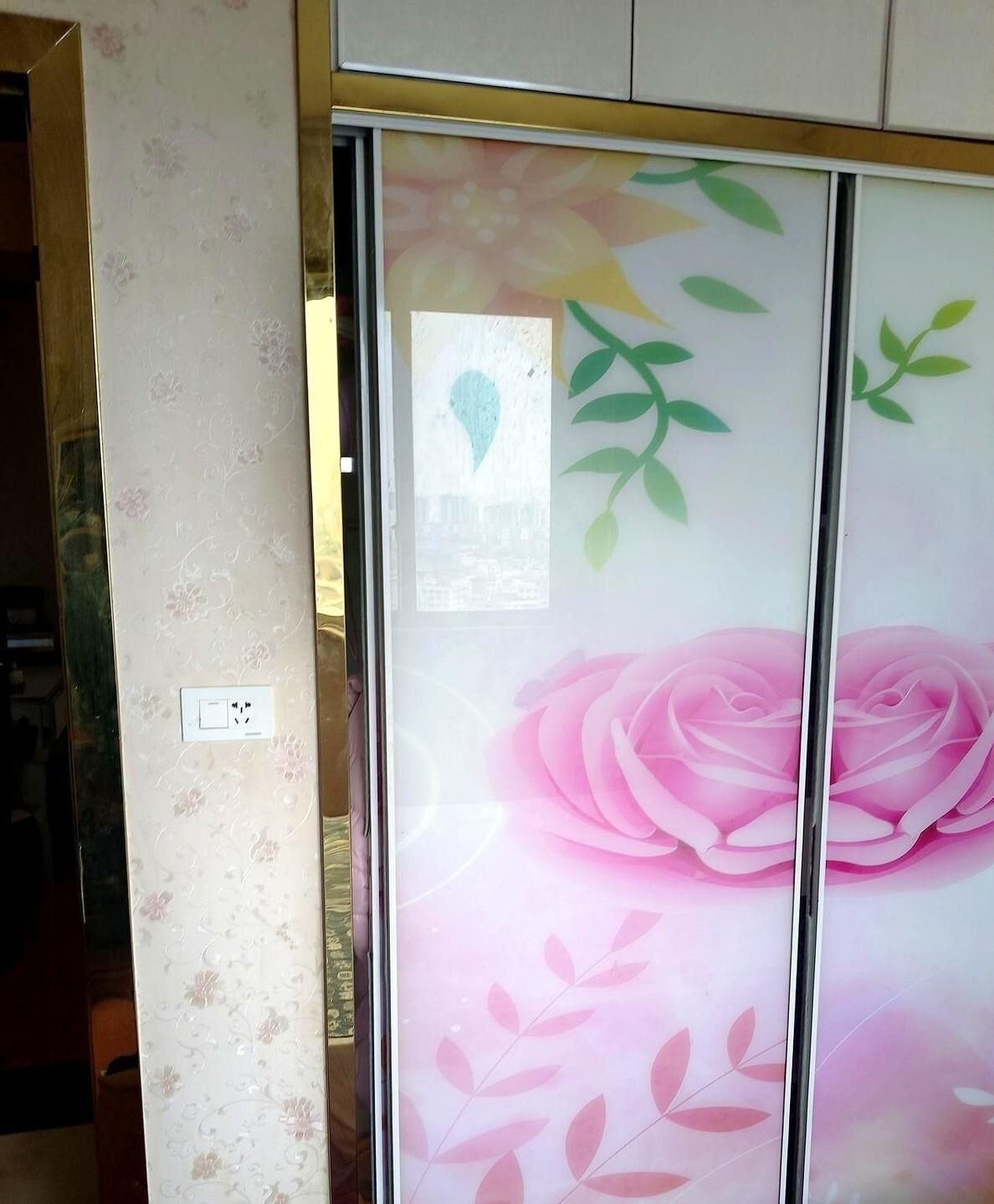 我逗我老公，说：“我失业啦，以后你养我吧。”他正看手机呢，眼皮都没抬一下，特淡定