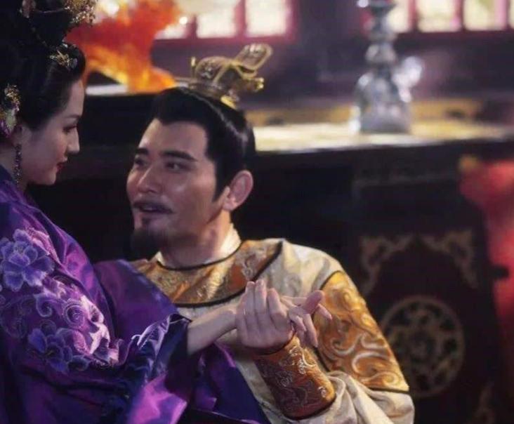 公元604年，隋文帝杨坚重病，宣华夫人陈氏在旁侍候。一天，陈氏出去更衣，太子杨广
