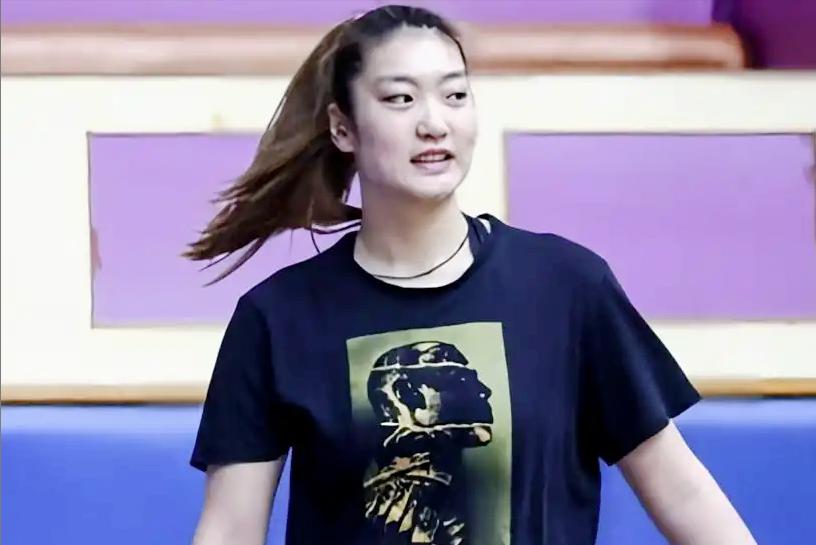 中国女篮将迎来2场热身赛，球迷建议，事关李梦、王思雨、张子宇等。

要下山了，中