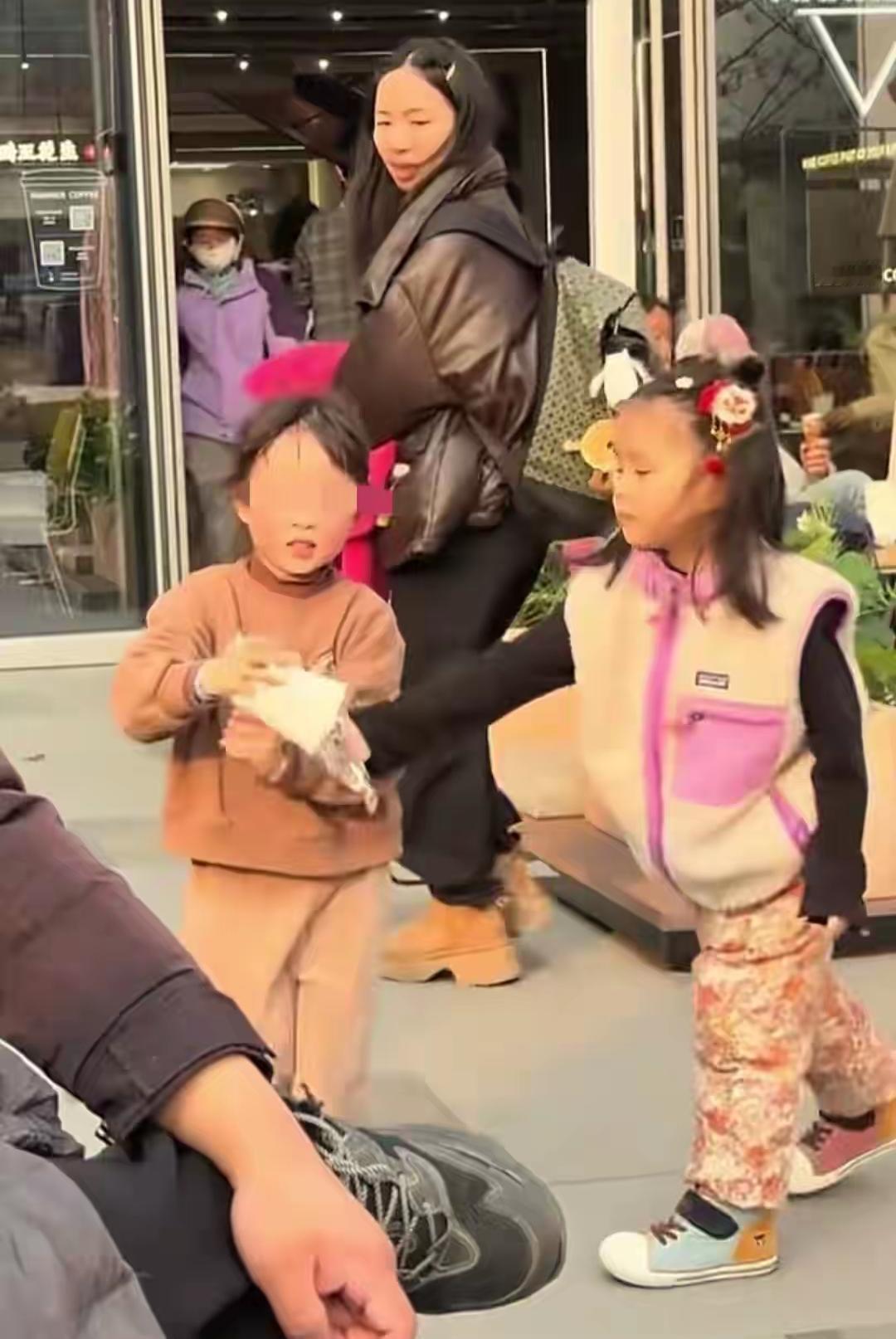 不要再骂故意打翻水杯的那个女孩了，孩子是无辜的，骂就骂那个没道歉还把孩子领走的妈