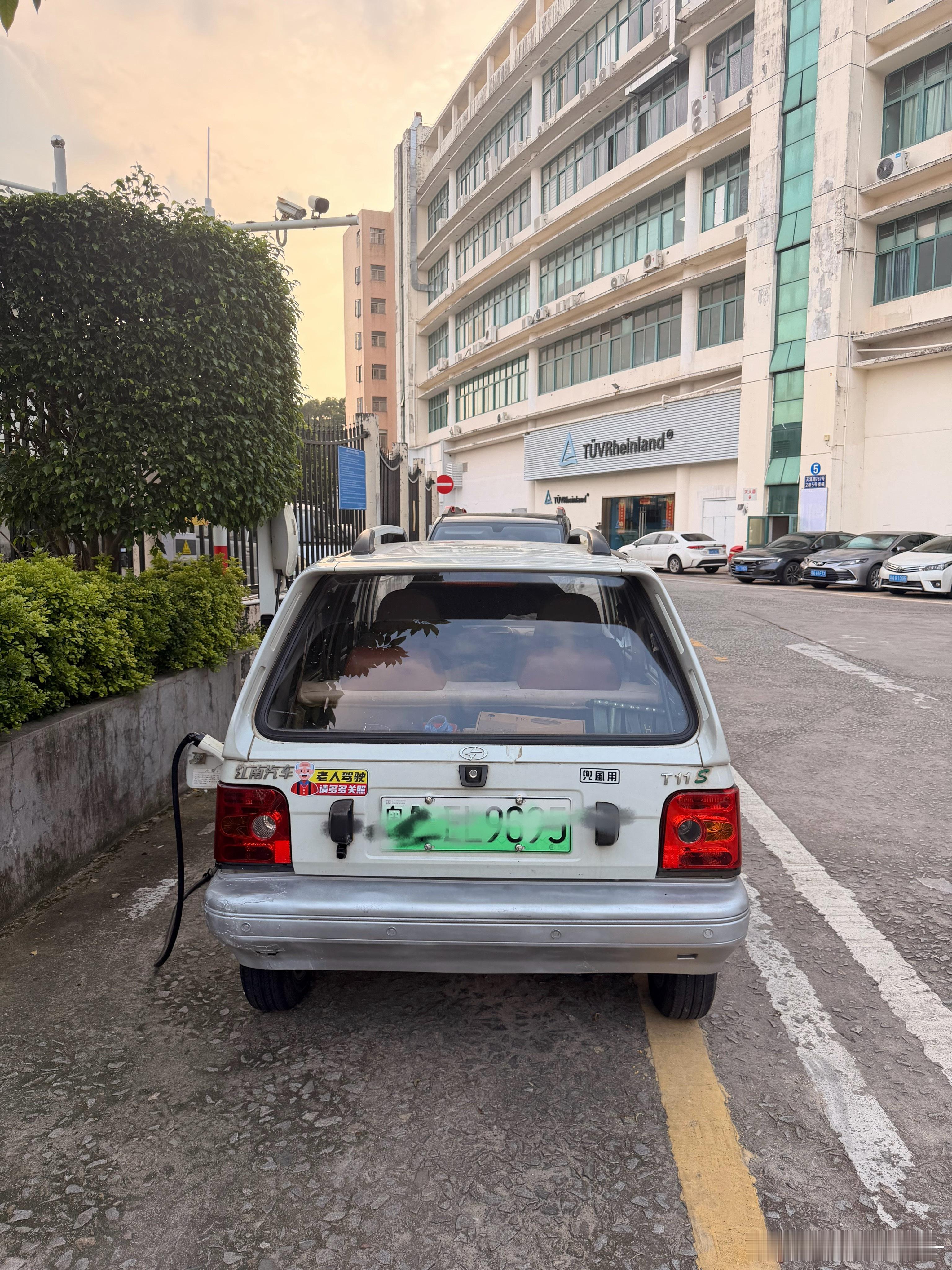 霜霜の街车奇遇江南T11   “手动档”电车，居然在2026年街头见到正常行驶的