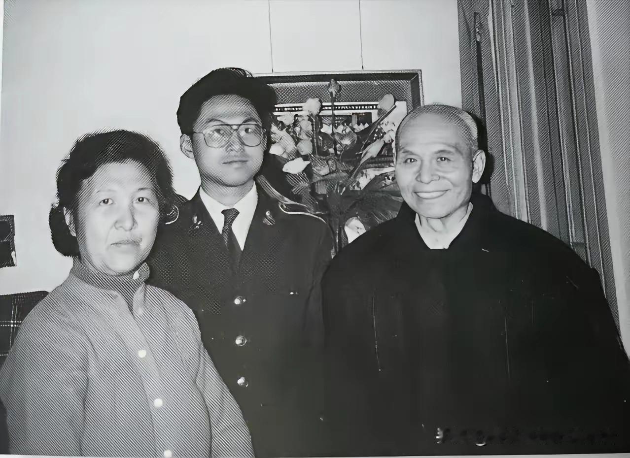 1980年，获得特赦、重获自由的邱行湘，时隔数十年，终于踏上台湾的土地探亲访友。