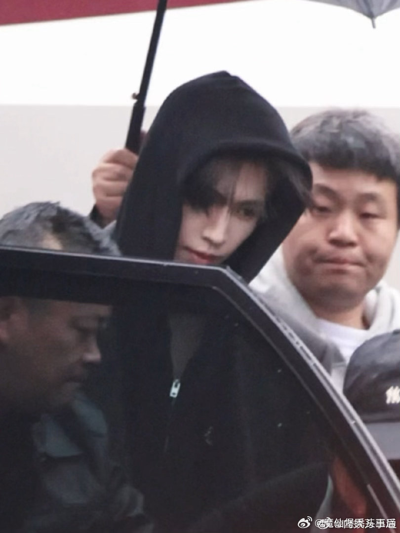 张凌赫出发录开始推理吧张凌赫真是事业批天菜！各种工作连轴转，状态还很好，张凌赫真