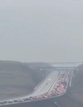 【🚗 随着燃料短缺和无人机袭击持续扰乱日常生活，人们正在逃离被占领的克里米亚。