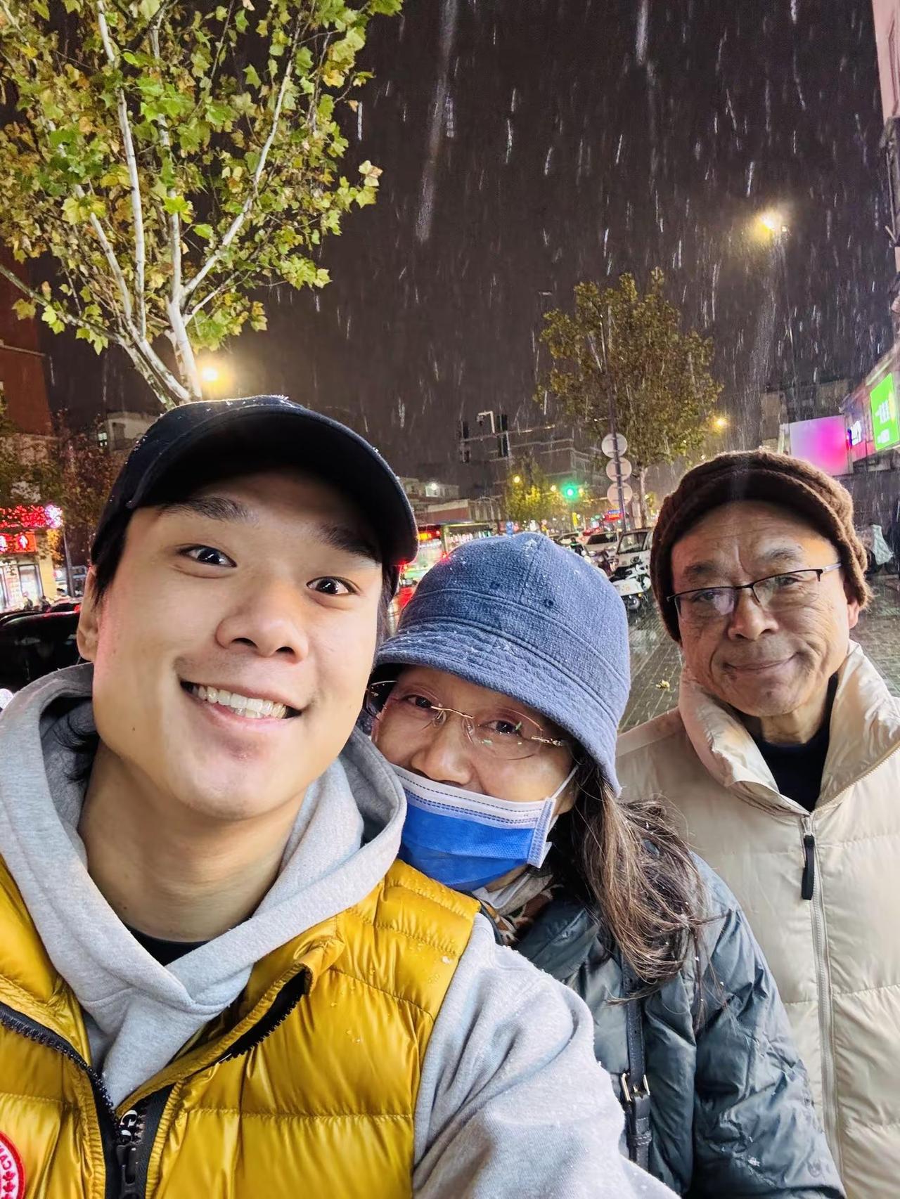 初雪快乐❄️记得和最爱的人在一起❤️ PS：祝老耿同志生日快乐🎂@耿Sir 初