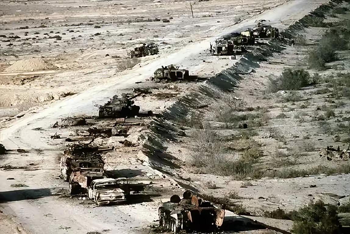 1991年萨达姆宣布停火撤军后，十余万伊军及平民驾车沿公路北逃，36公里车队一眼