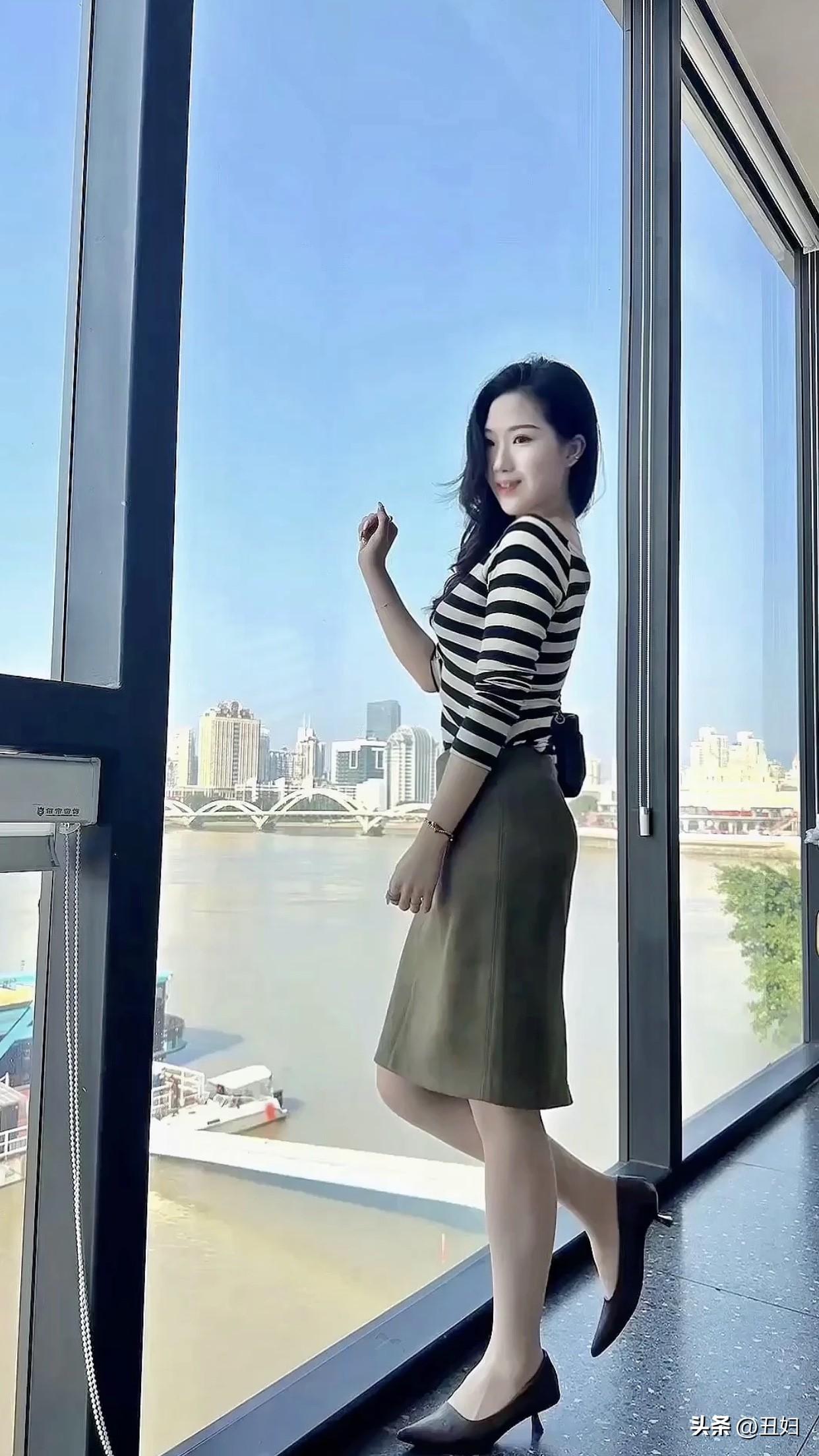 女人的脸和身材,哪个更重要?体态比脸和身材更关键。马思纯以前含胸驼背，气质大打折