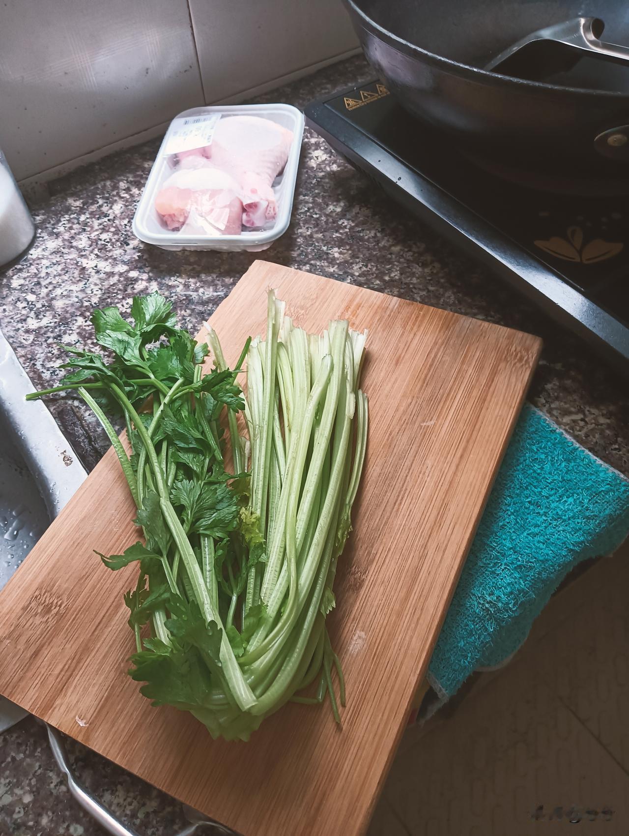 今天小女儿又来问我：
妈妈，
老师让写爸爸妈妈的户籍和工作单位。
我一听就忍不住