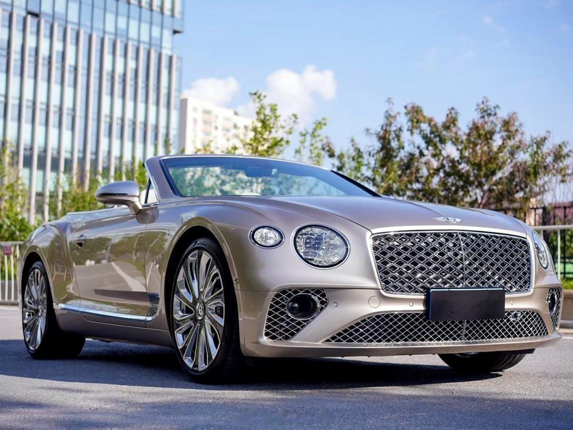 超顶满配！！！[酷][酷]欧陆 GT W12 Mulliner 敞篷版 浅瞪羚棕