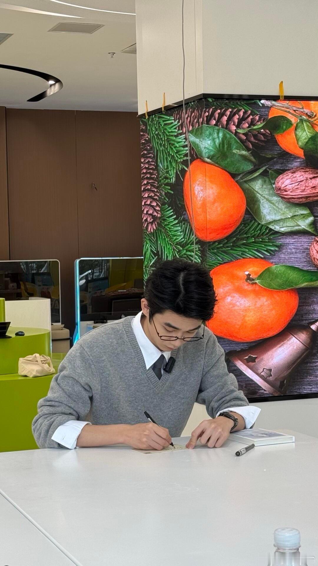 南昌偶遇方晓东又是羡慕别人的一天，什么时候让我也偶遇一下，完全是清冷学长型啊，现