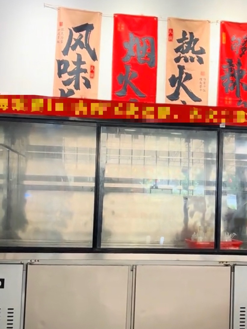 5月25日，玉林北流某公馆旁烤肉店倒闭关门设备出售。据了解，在3月份还有网红发了