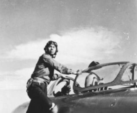 1971年，我国首枚实战氢弹空投时卡在飞机上，危急时刻，周总理果断下令，让他们弃