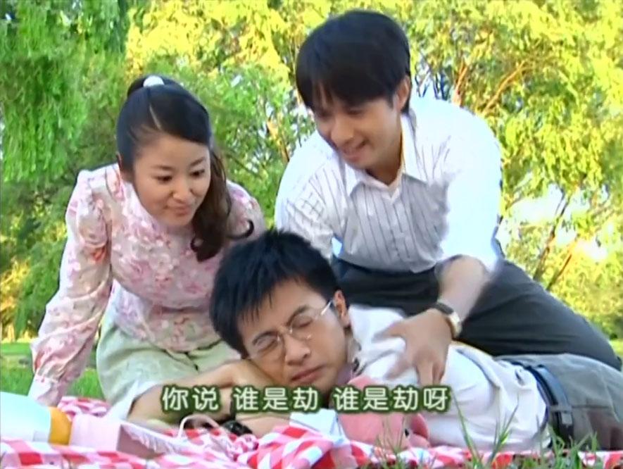 如果杜飞再小点，这个画面我都怀疑如萍和何书桓在哄自己孩子呢。
#情深深雨蒙蒙#