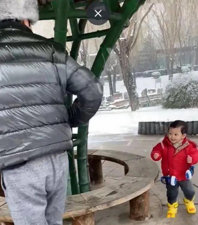 蔡国庆晒与小宝宝玩耍视频，粉丝猜测是第三个孩子！

近日，蔡国庆在社交媒体上晒出