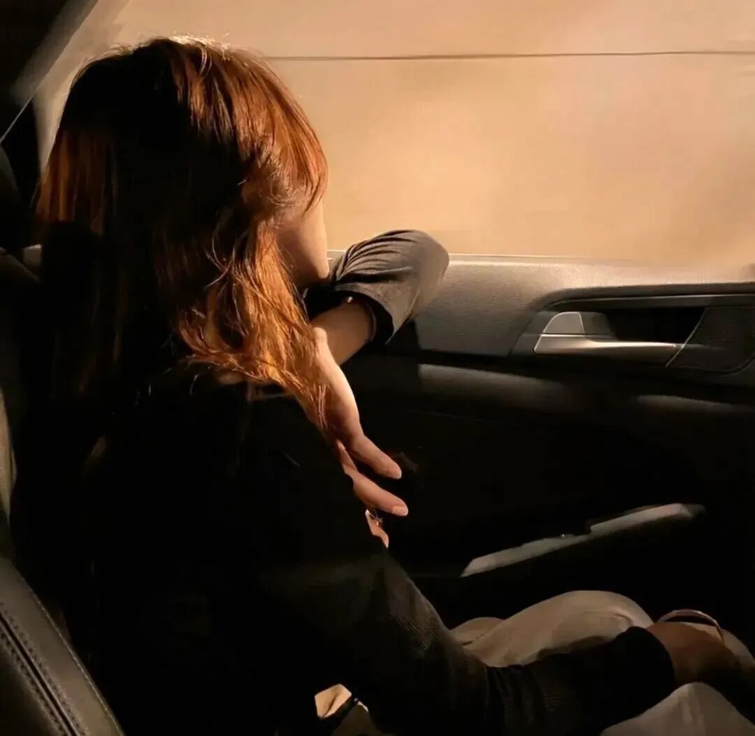 我常常看着他的眼睛 假设我们的未来 可是我越看越模糊 