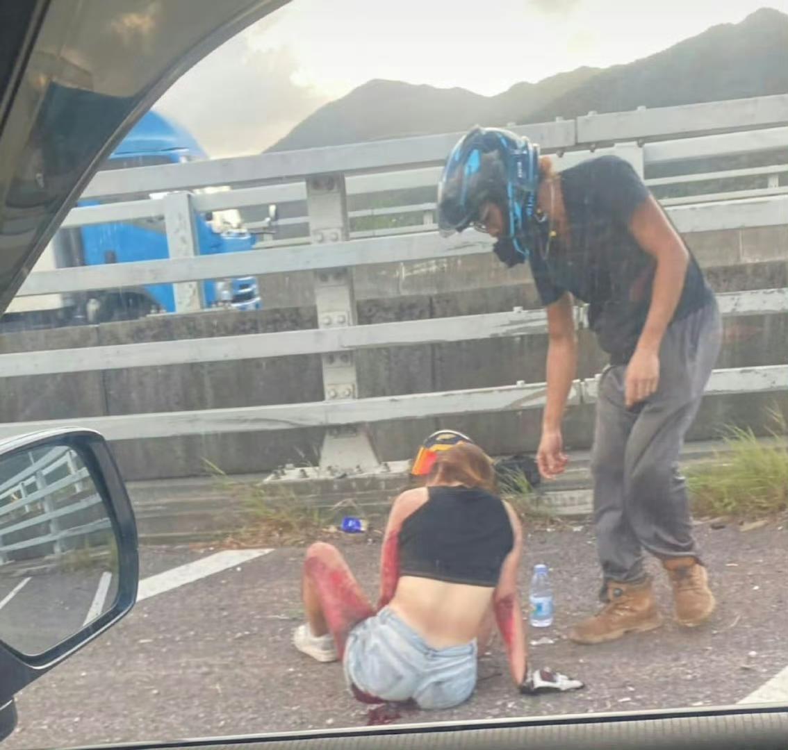 就为了骑摩托挑战极限，差点送命，值得吗？还是个女骑手，下身都是血，虽然没丢命，但
