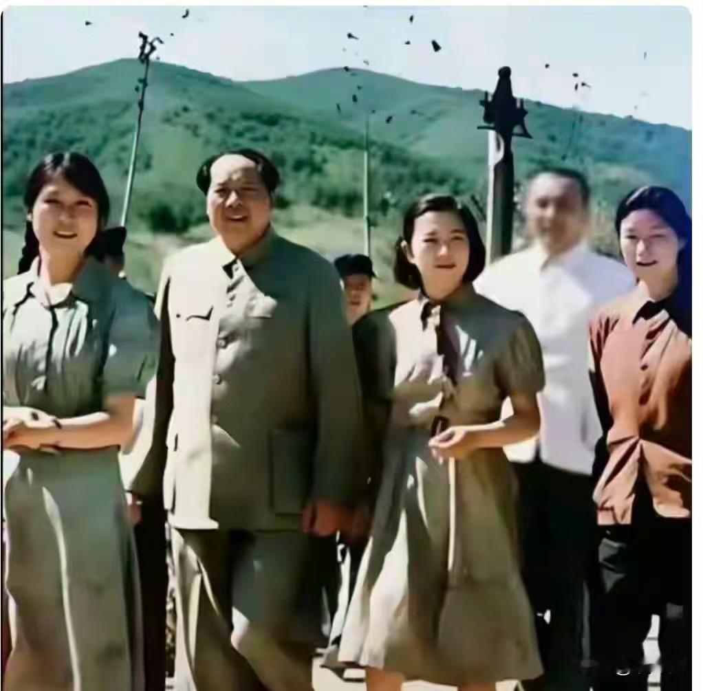 1953年玉泉山，伟人陪着大女儿李敏、小女儿李讷，还有干女儿兼儿媳刘思齐，一家人