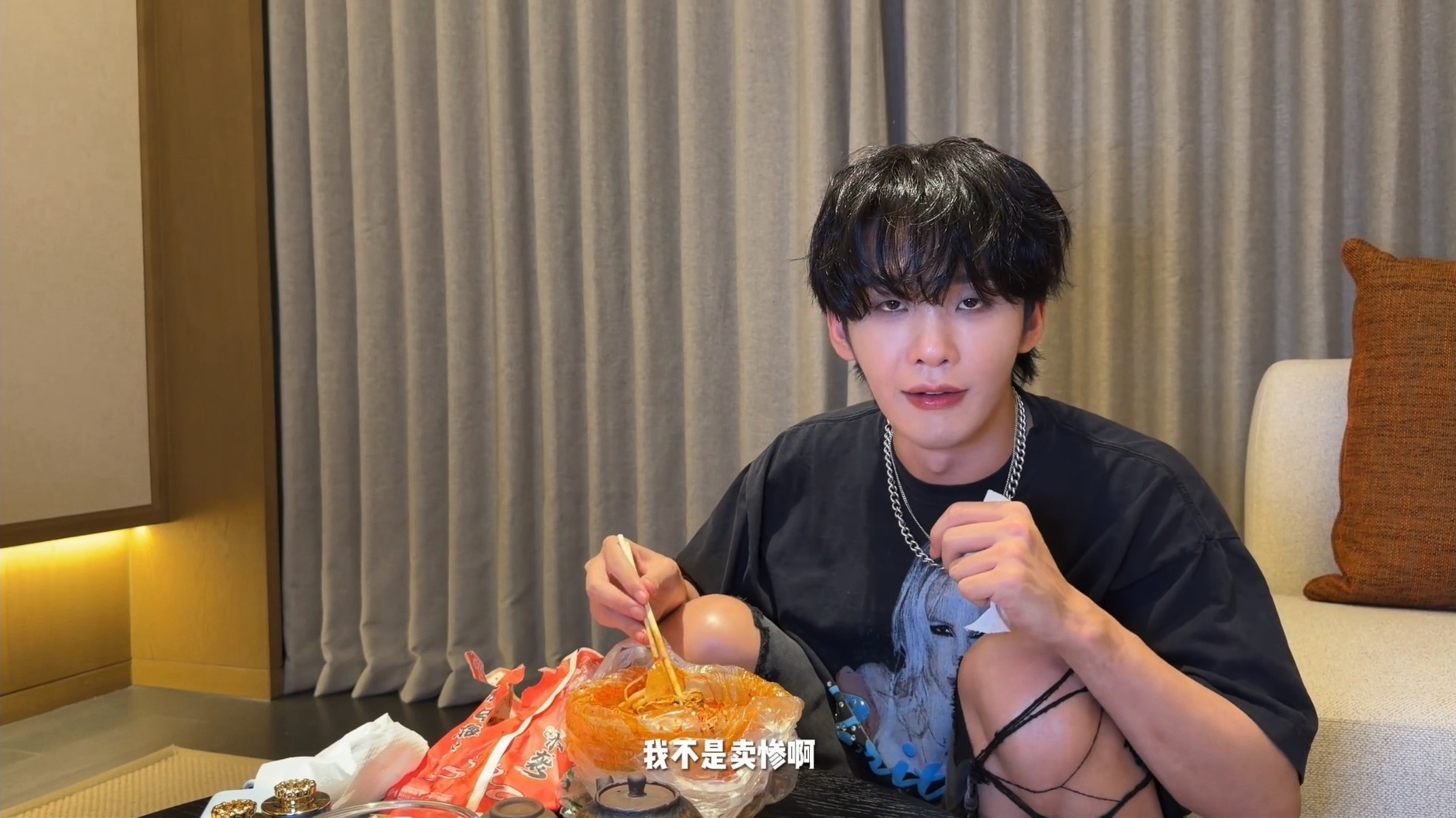 史上最尊重食物之人 小哥哥吃出一种对食物的敬畏对食物的渴望对食物最原始的追求 吃