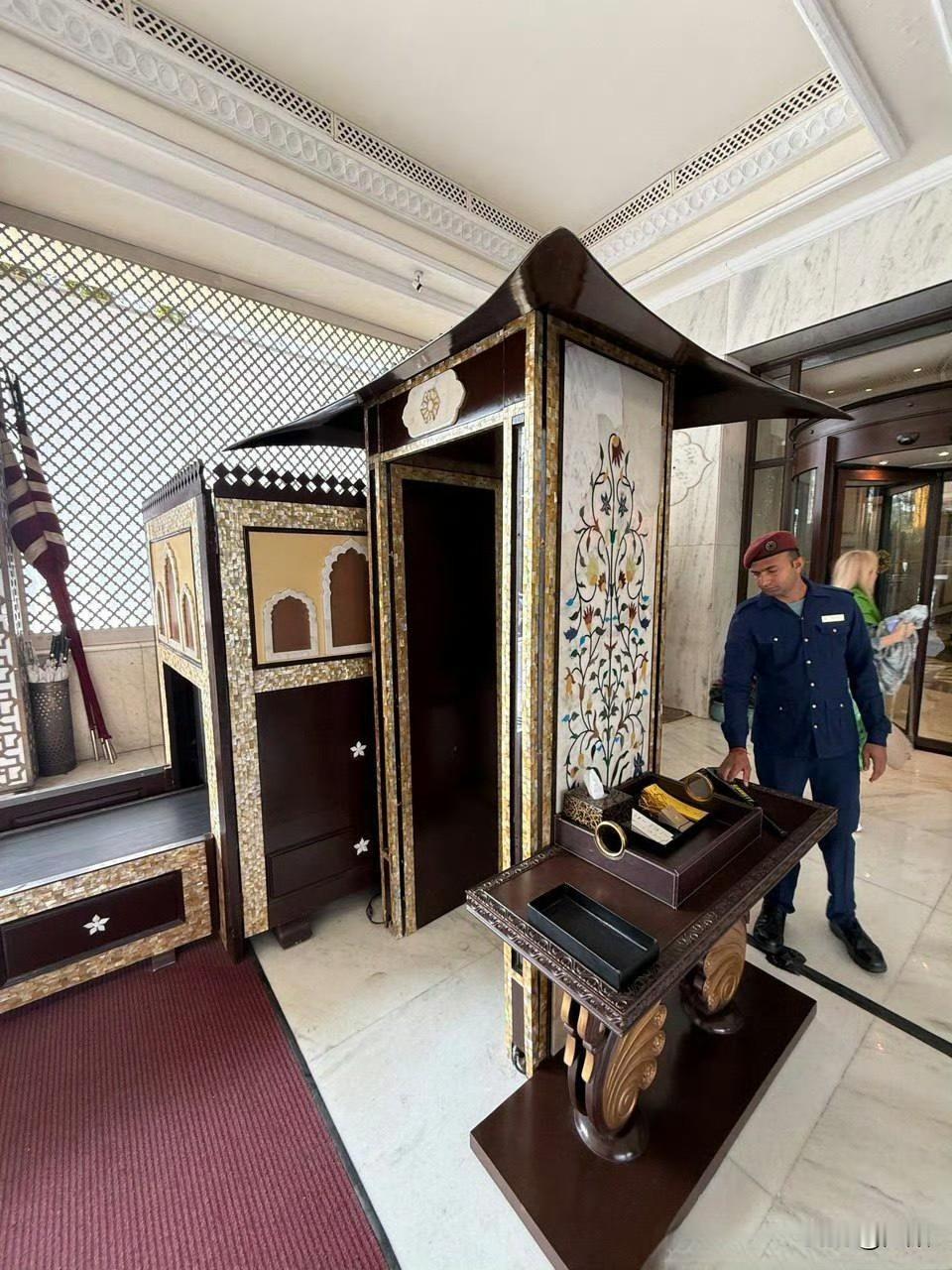 为了迎接普京总统的来访，印度在德里的酒店设置了安检设备。
大家看看，像不像大变活