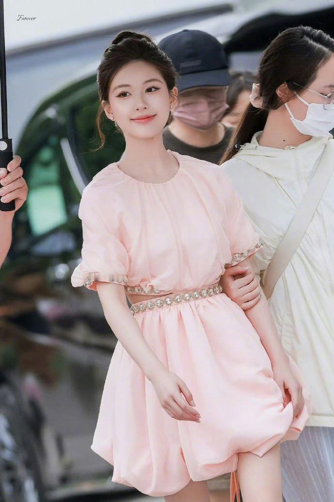 赵露思身穿粉色花苞裙，好像粉天鹅 ​​​