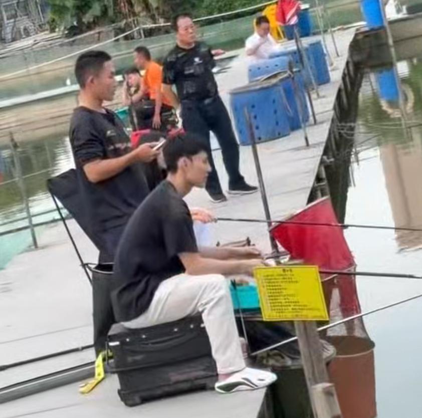 有趣，广东队放假，徐杰去钓鱼，半天没有钓到鱼！
广东队打完与江苏队的比赛之后，由